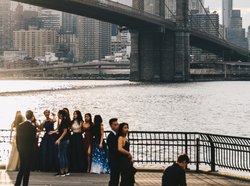 Die Prom ist für viele das Highlight zum Ende einer Highschool Zeit. Hier feiern einige Highschool Schüler in der nähe einer Brücke.