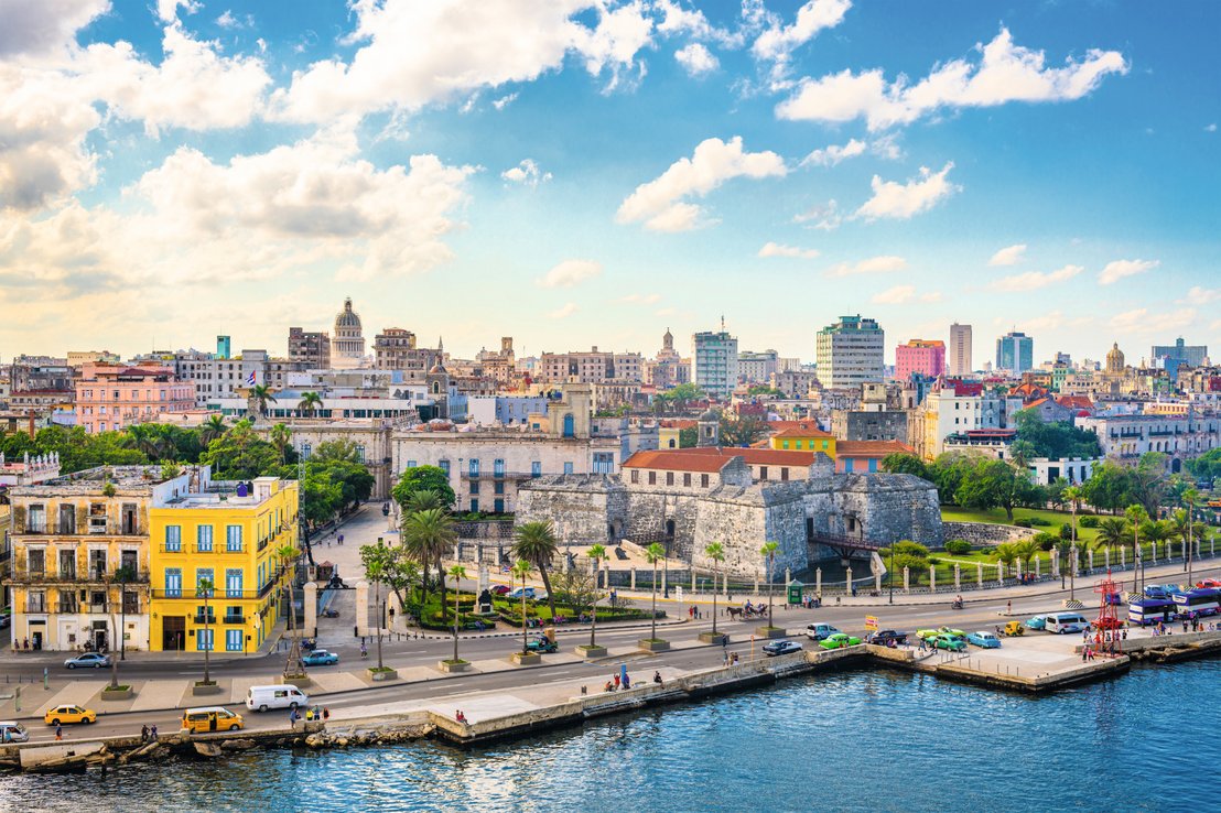 Verwende die Redewendungen in Spanisch auf deiner aufregenden Sprachreise nach Kuba. Auf dem Bild erkennst du die imposante Downtown Havanna Skyline.